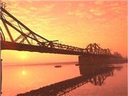 Bóng đá anh, ngoại hạng anh, lịch thi đấu euro 2012, Cầu Long Biên - cây cầu vượt qua sự ngăn cách, hoài nghi và chế giễu